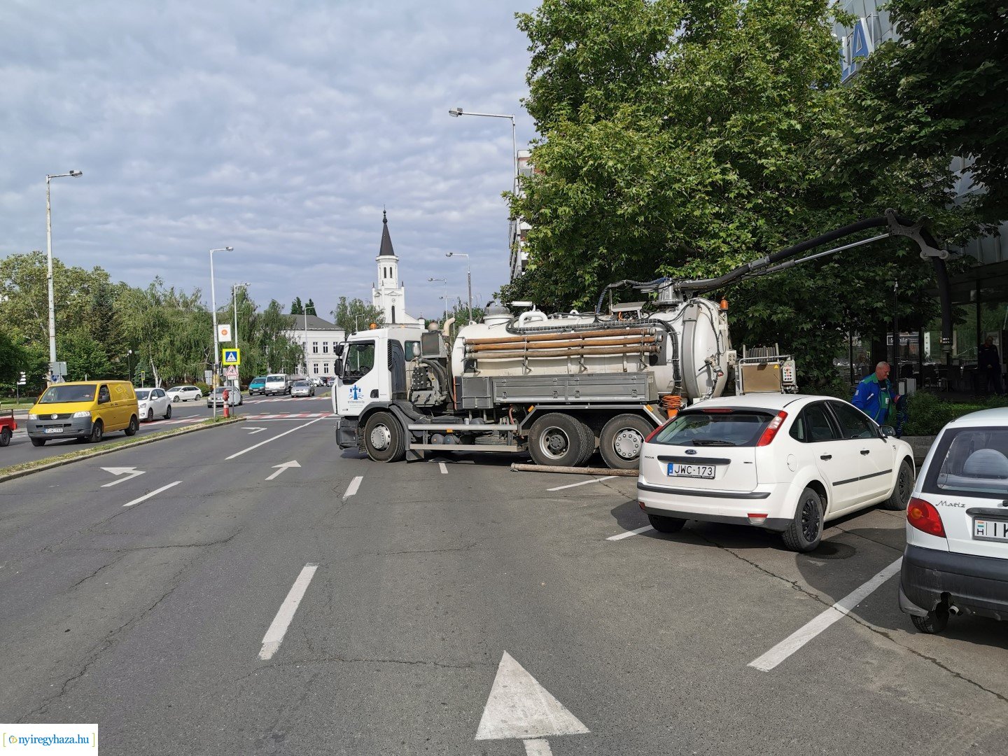 A Zrínyi Ilona utcai sávházhoz szennyvíz duguláshoz riasztották a Nyírségvíz Zrt. szakemberit