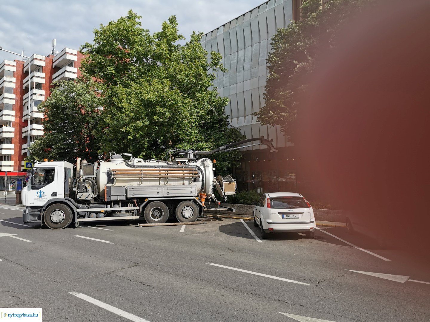 A Zrínyi Ilona utcai sávházhoz szennyvíz duguláshoz riasztották a Nyírségvíz Zrt. szakemberit