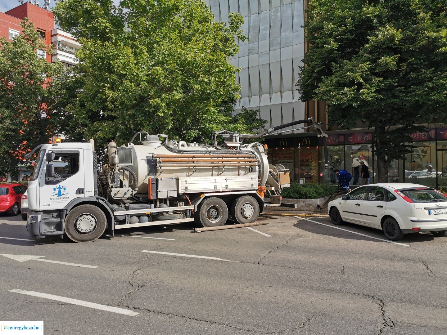 A Zrínyi Ilona utcai sávházhoz szennyvíz duguláshoz riasztották a Nyírségvíz Zrt. szakemberit