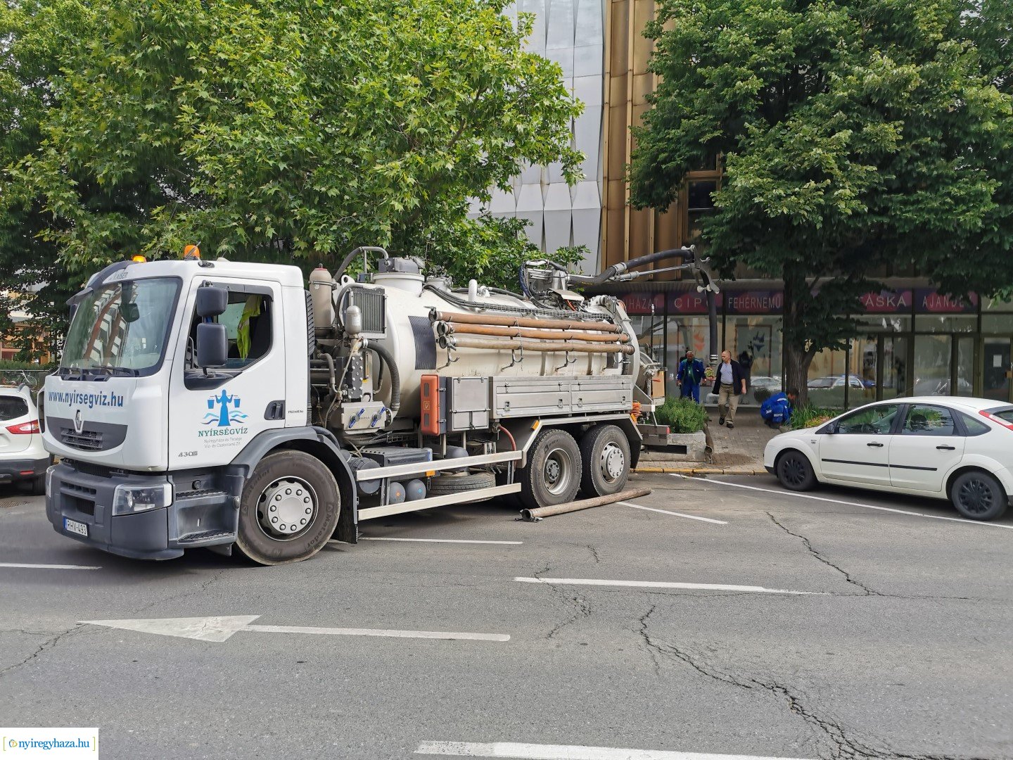 A Zrínyi Ilona utcai sávházhoz szennyvíz duguláshoz riasztották a Nyírségvíz Zrt. szakemberit