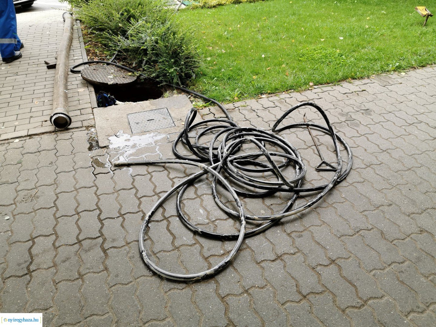 A Zrínyi Ilona utcai sávházhoz szennyvíz duguláshoz riasztották a Nyírségvíz Zrt. szakemberit