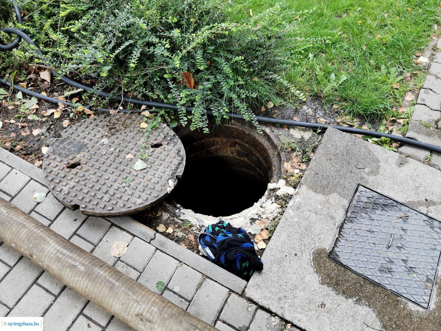 A Zrínyi Ilona utcai sávházhoz szennyvíz duguláshoz riasztották a Nyírségvíz Zrt. szakemberit