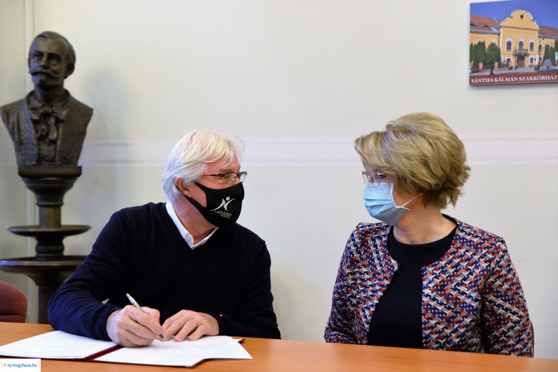 Adomány a kórház részére a Vállalkozók Nyíregyházáért Egyesülettől