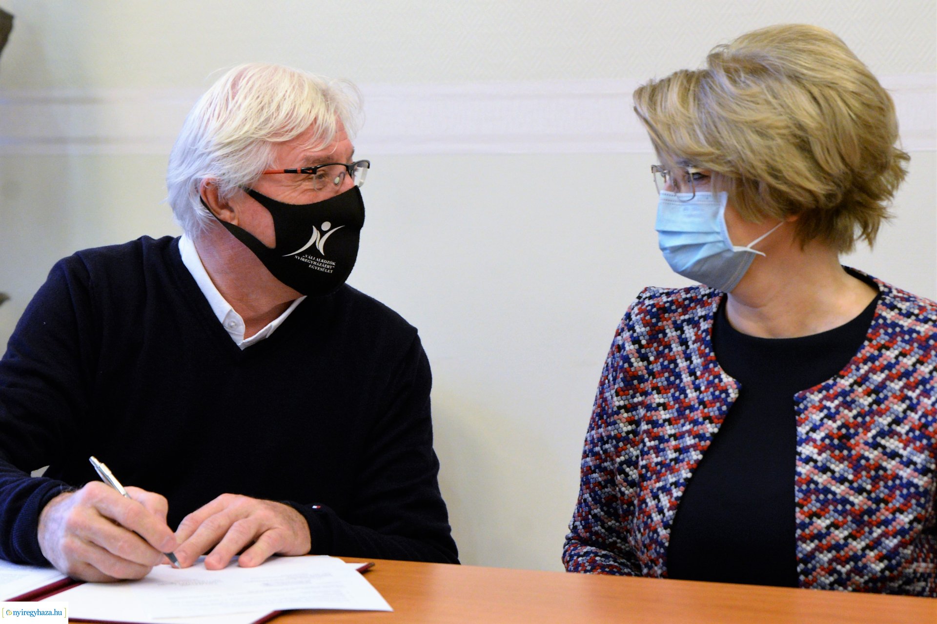 Adomány a kórház részére a Vállalkozók Nyíregyházáért Egyesülettől