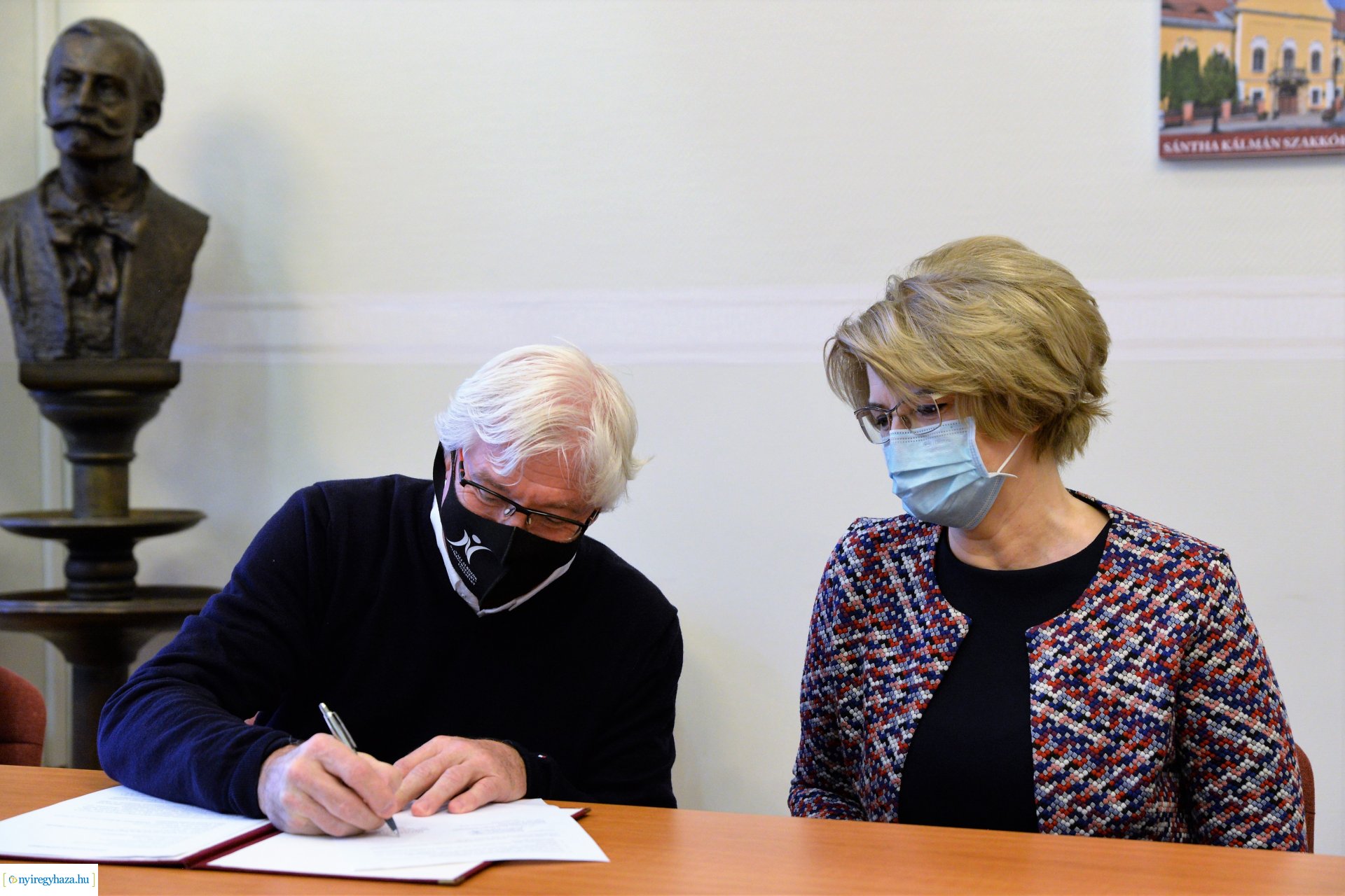 Adomány a kórház részére a Vállalkozók Nyíregyházáért Egyesülettől