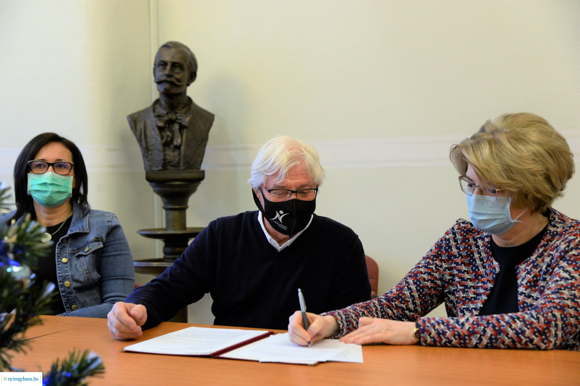 Adomány a kórház részére a Vállalkozók Nyíregyházáért Egyesülettől