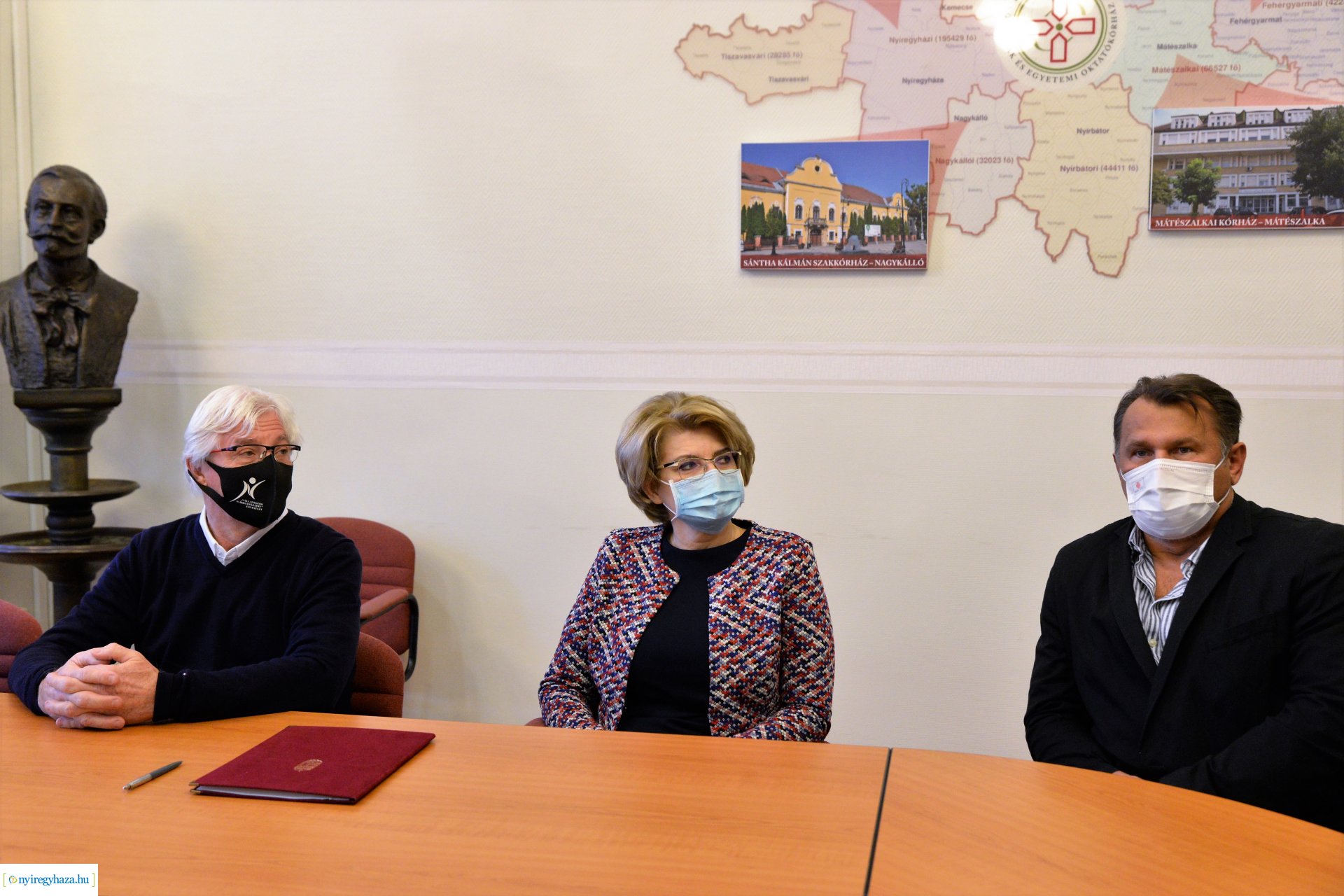 Adomány a kórház részére a Vállalkozók Nyíregyházáért Egyesülettől