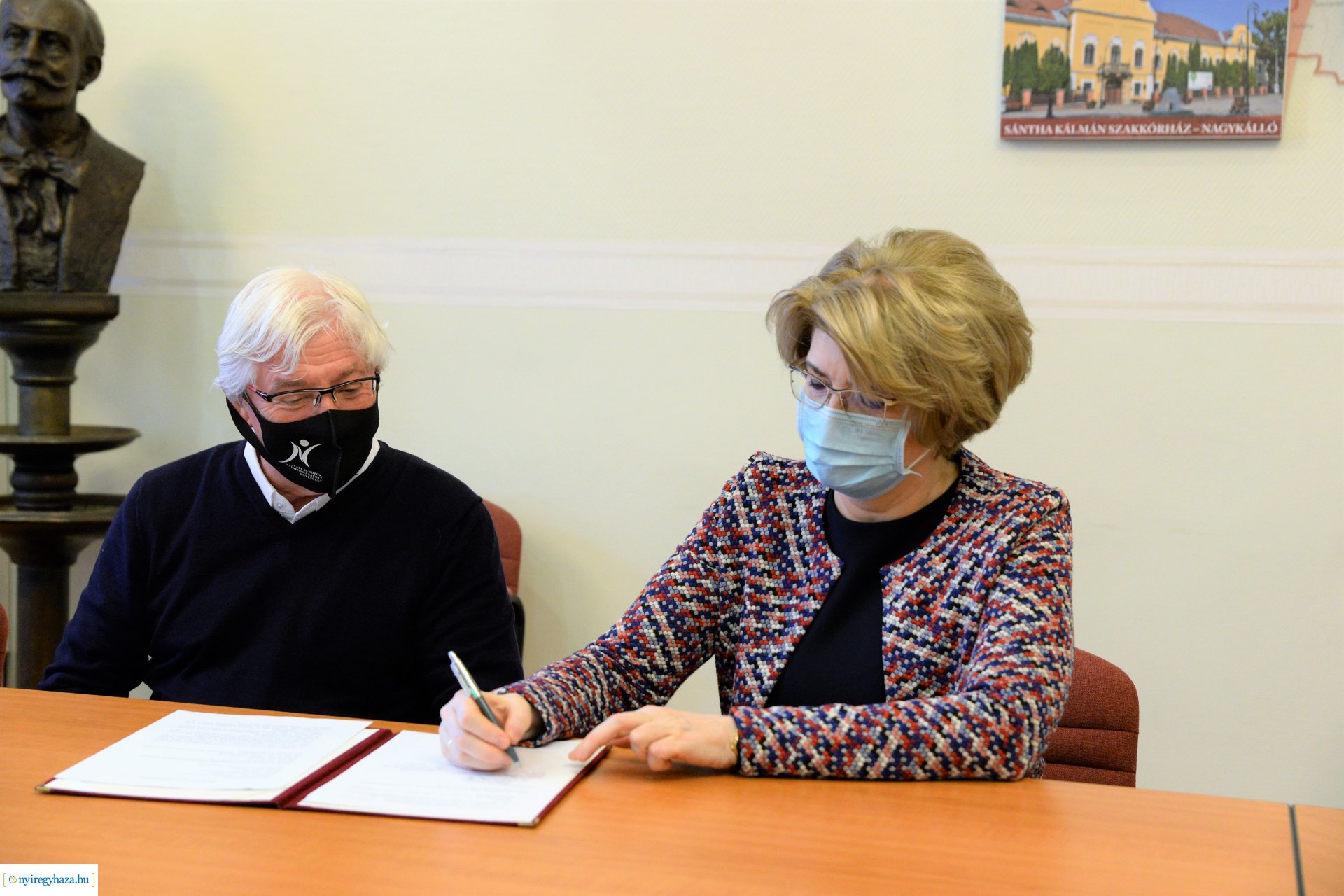 Adomány a kórház részére a Vállalkozók Nyíregyházáért Egyesülettől