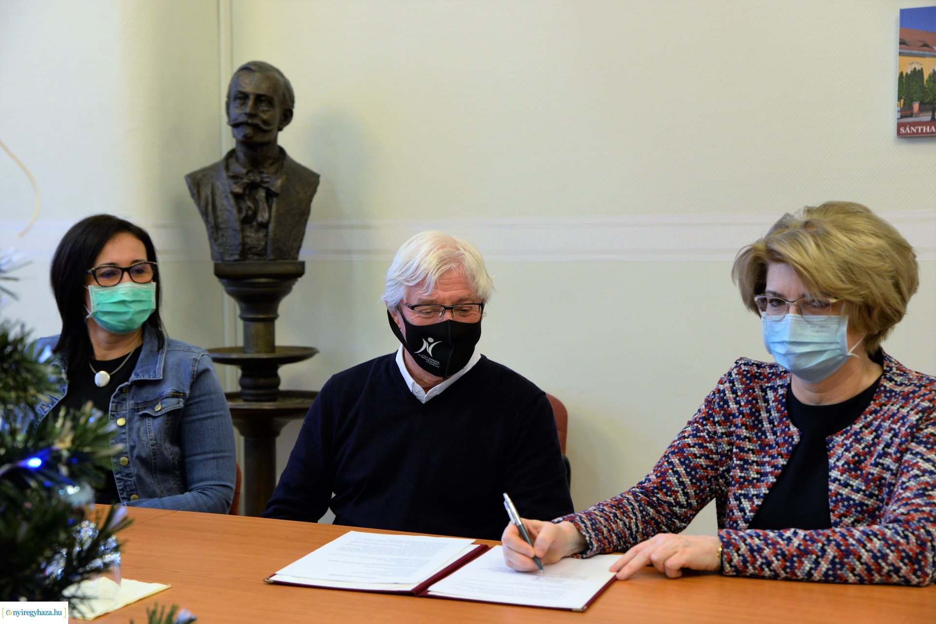 Adomány a kórház részére a Vállalkozók Nyíregyházáért Egyesülettől