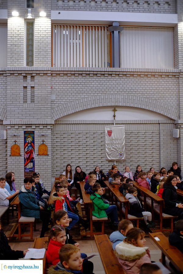 Adomány a Szent Imre iskolától