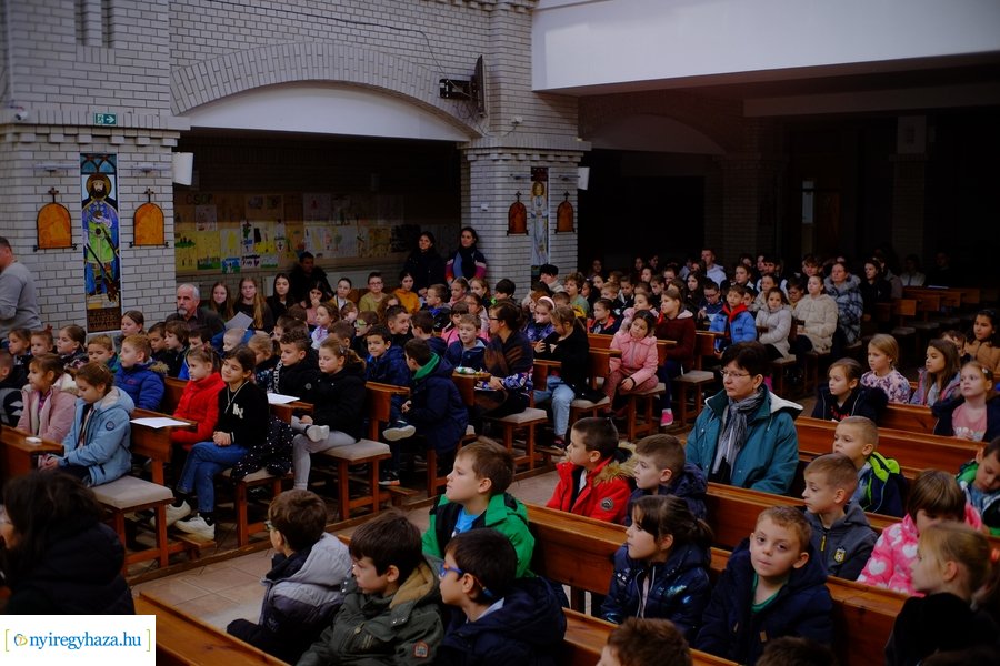 Adomány a Szent Imre iskolától