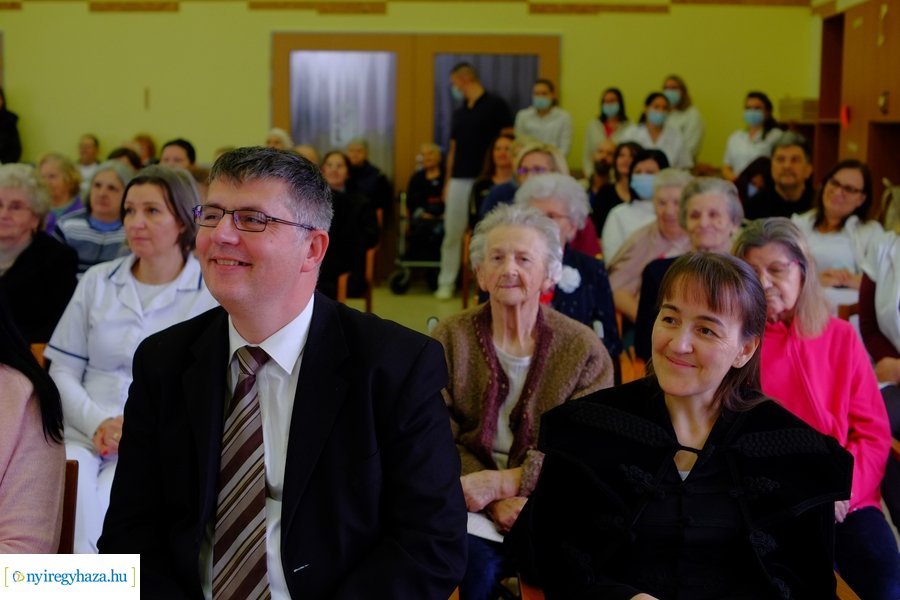 Adomány az idősotthonnak - VANYE