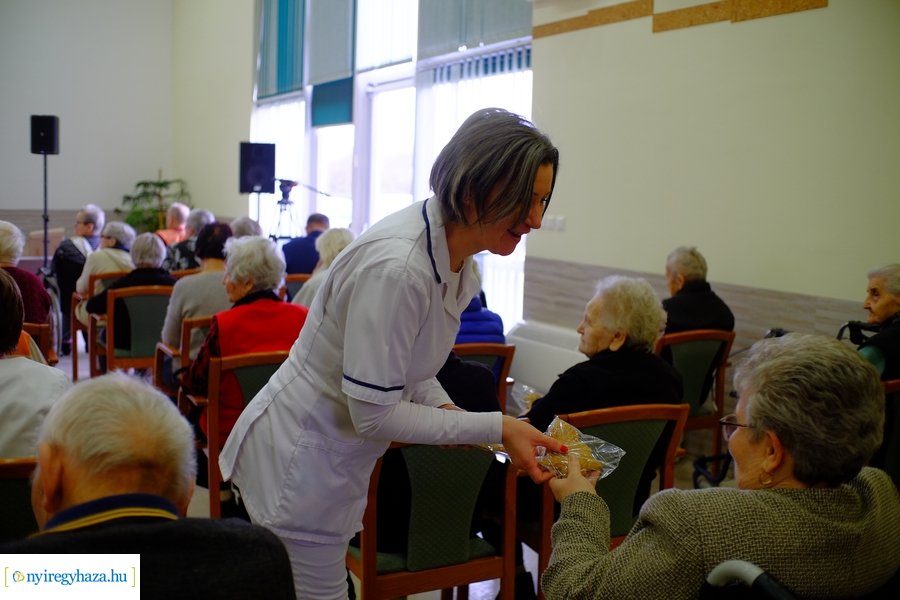 Adomány az idősotthonnak - VANYE