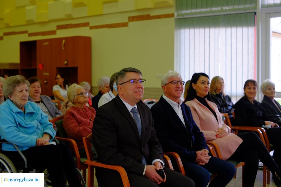 Adomány az idősotthonnak - VANYE