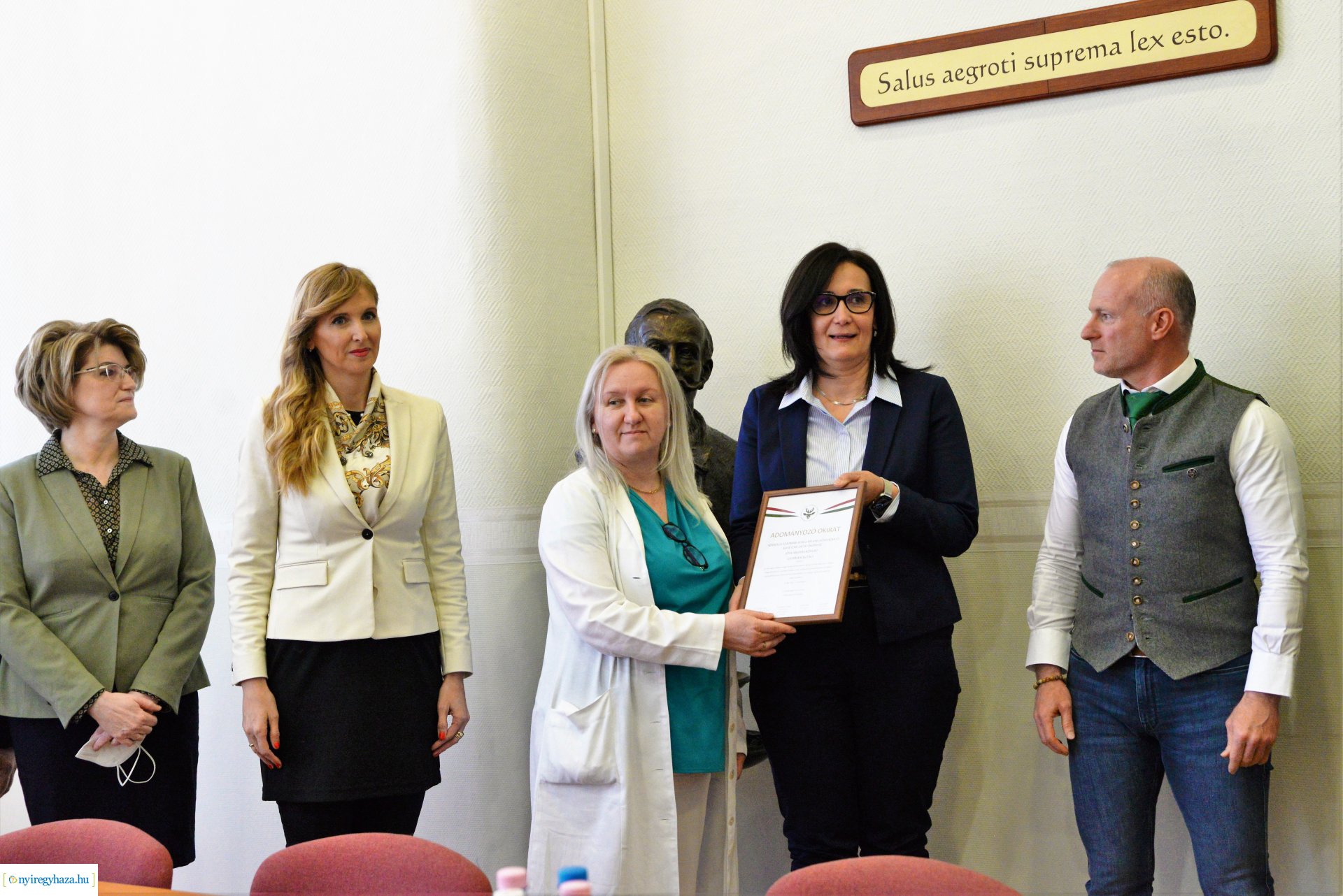 Adományt vittek a vadászok a Jósa András Oktató Kórházba