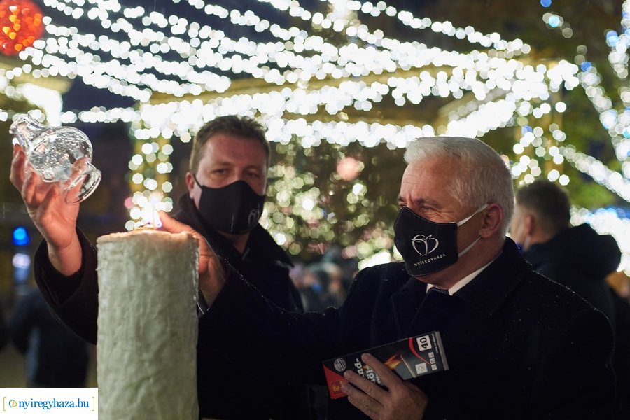 Advent 2020 első gyertyája