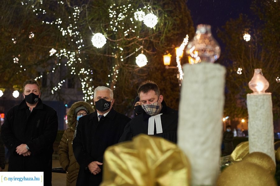 Advent 2020 első gyertyája