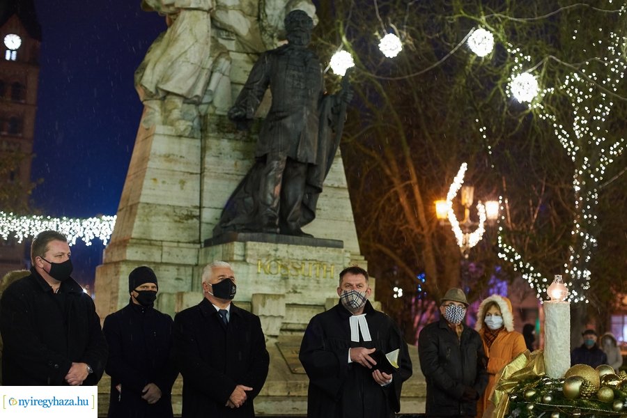 Advent 2020 első gyertyája