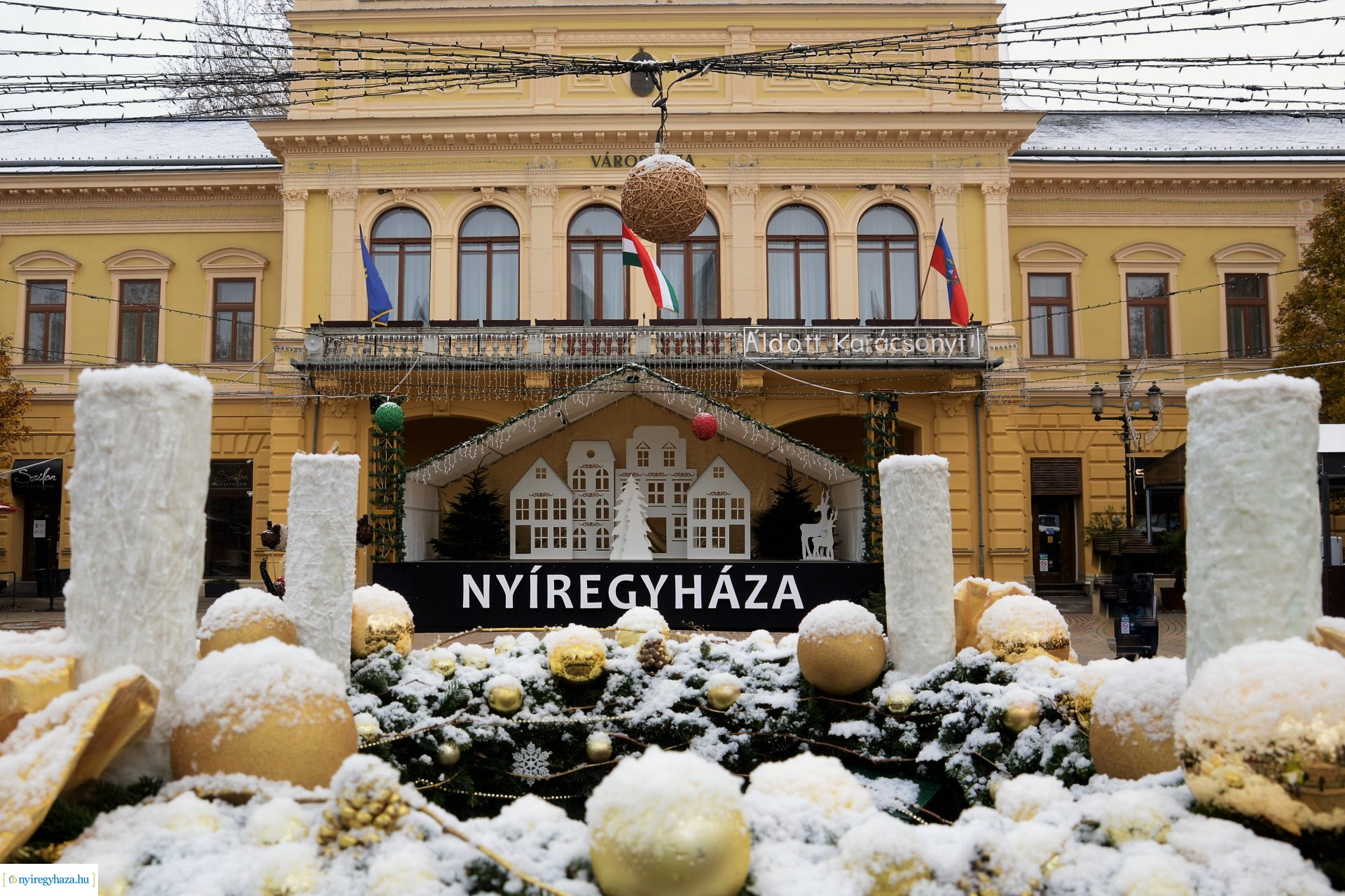 Advent első vasárnapján szállingózó hóesében