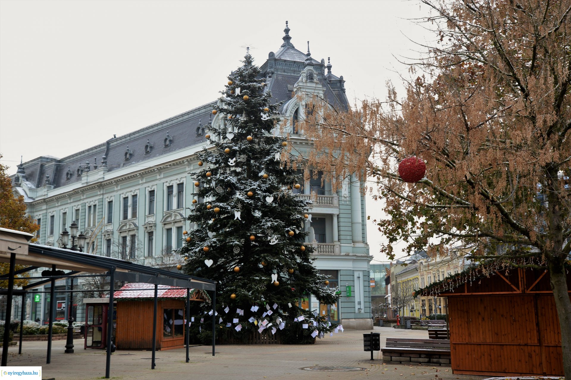 Advent első vasárnapján szállingózó hóesében