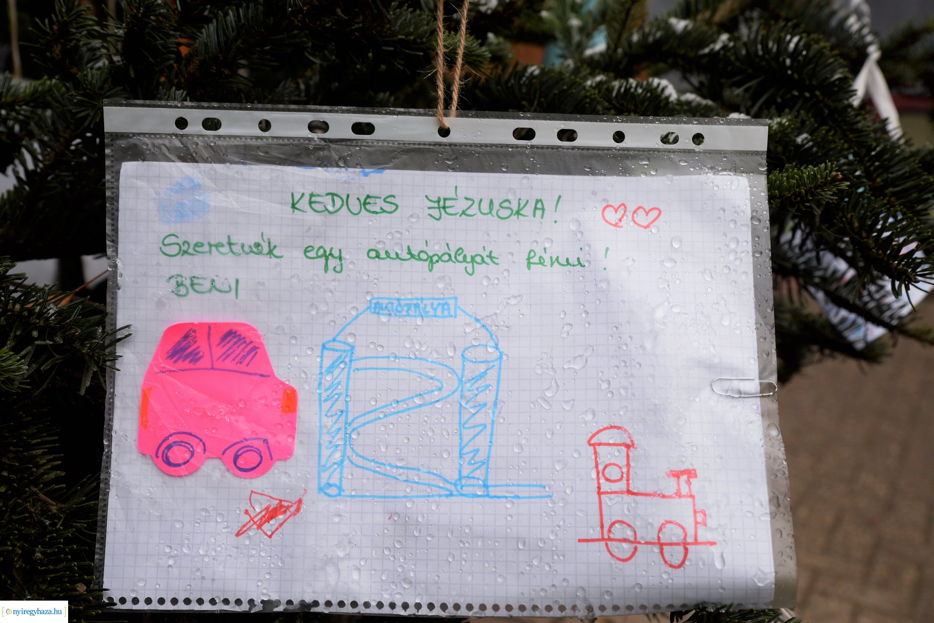 Advent első vasárnapján szállingózó hóesében