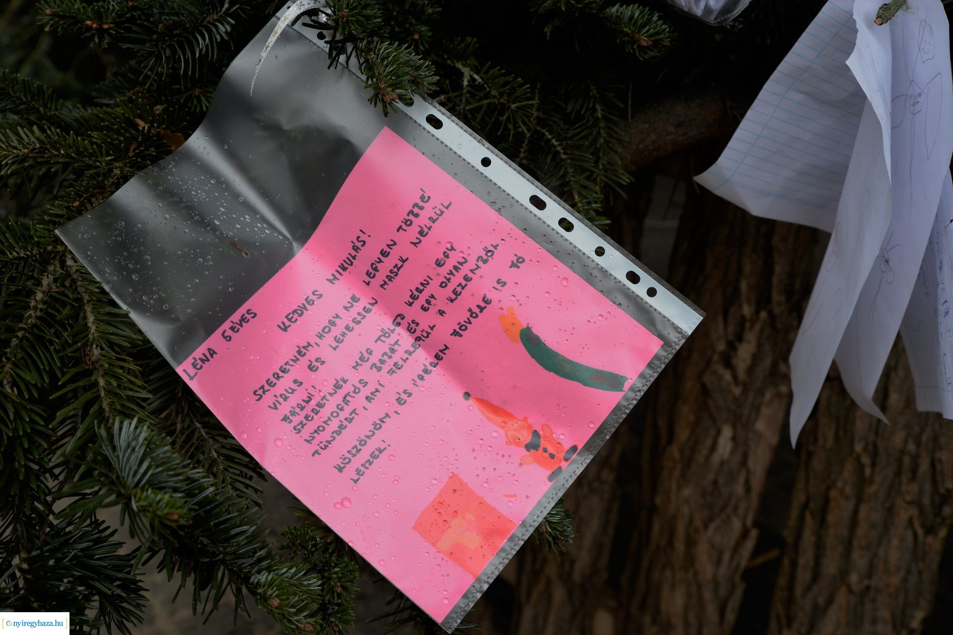 Advent első vasárnapján szállingózó hóesében