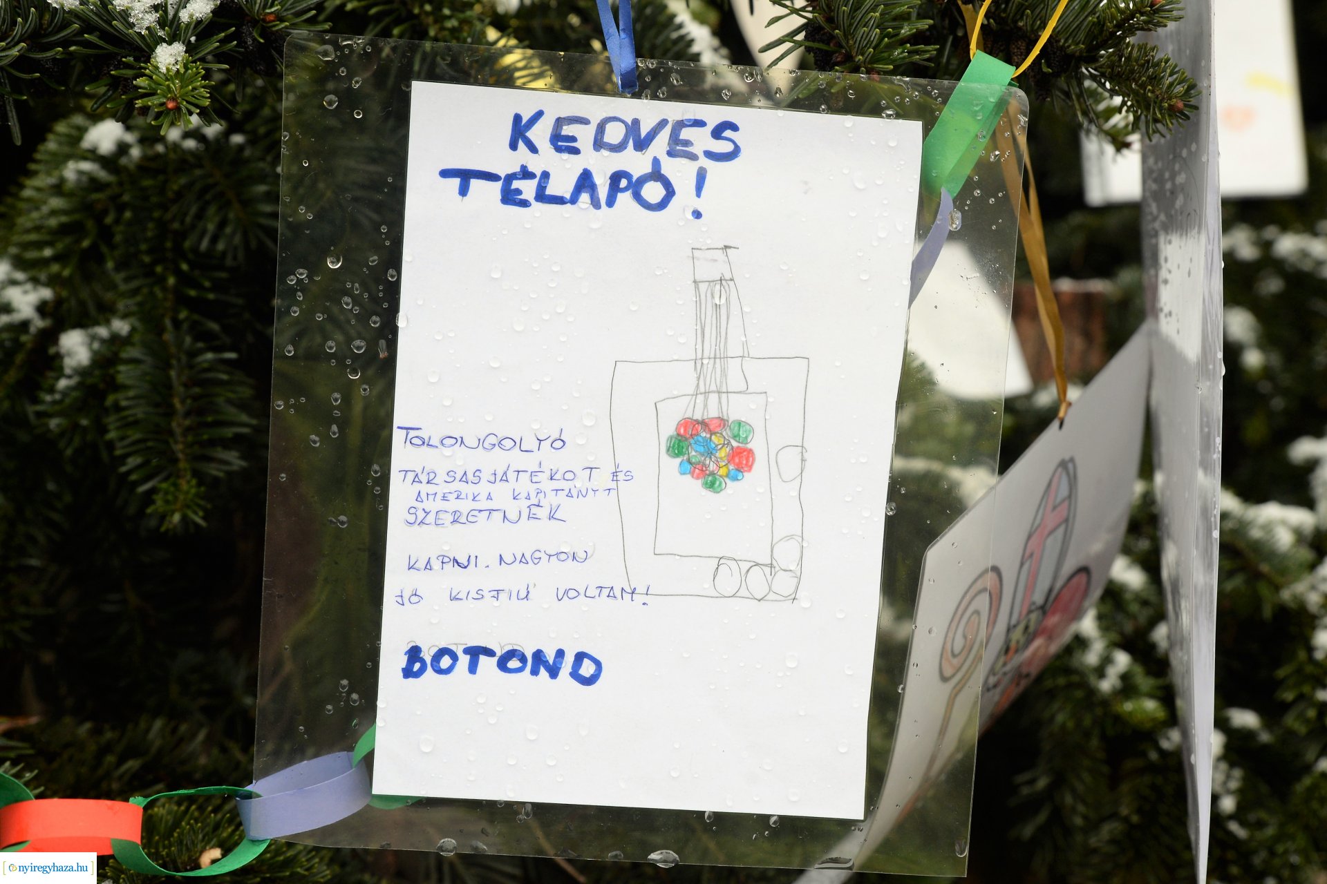 Advent első vasárnapján szállingózó hóesében