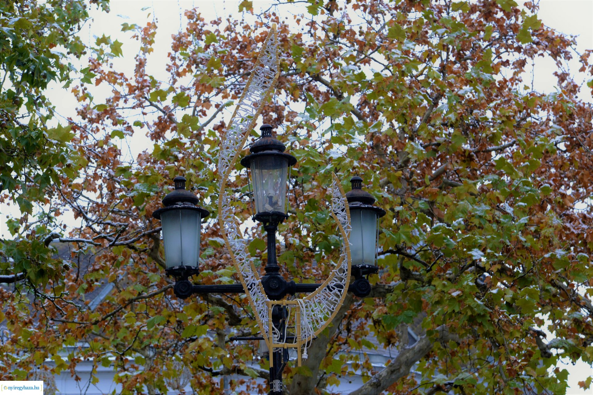 Advent első vasárnapján szállingózó hóesében