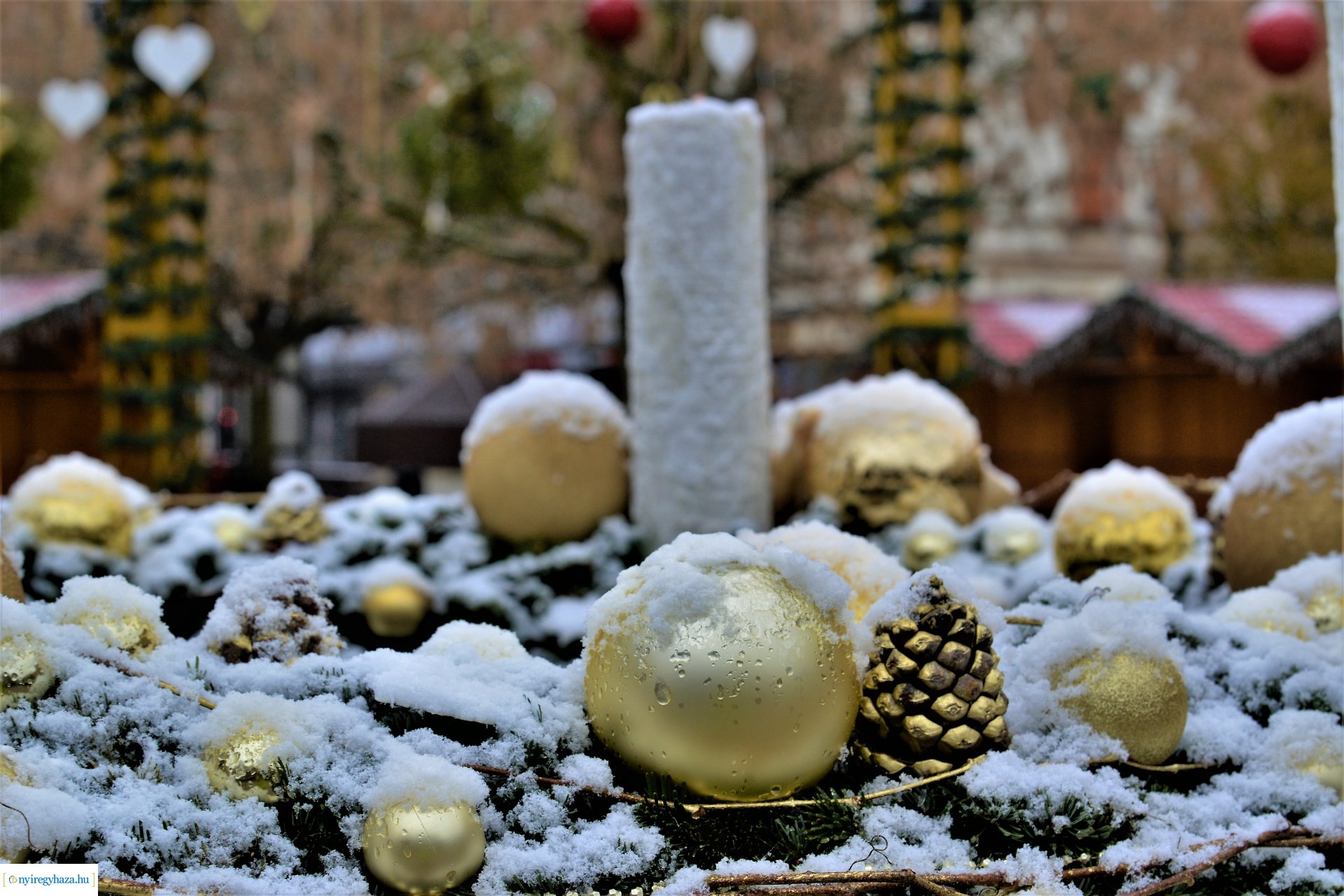 Advent első vasárnapján szállingózó hóesében