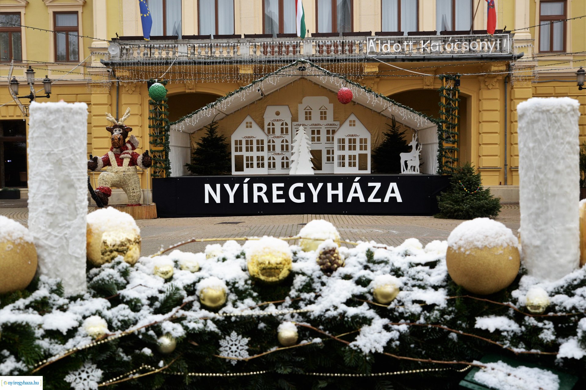 Advent első vasárnapján szállingózó hóesében