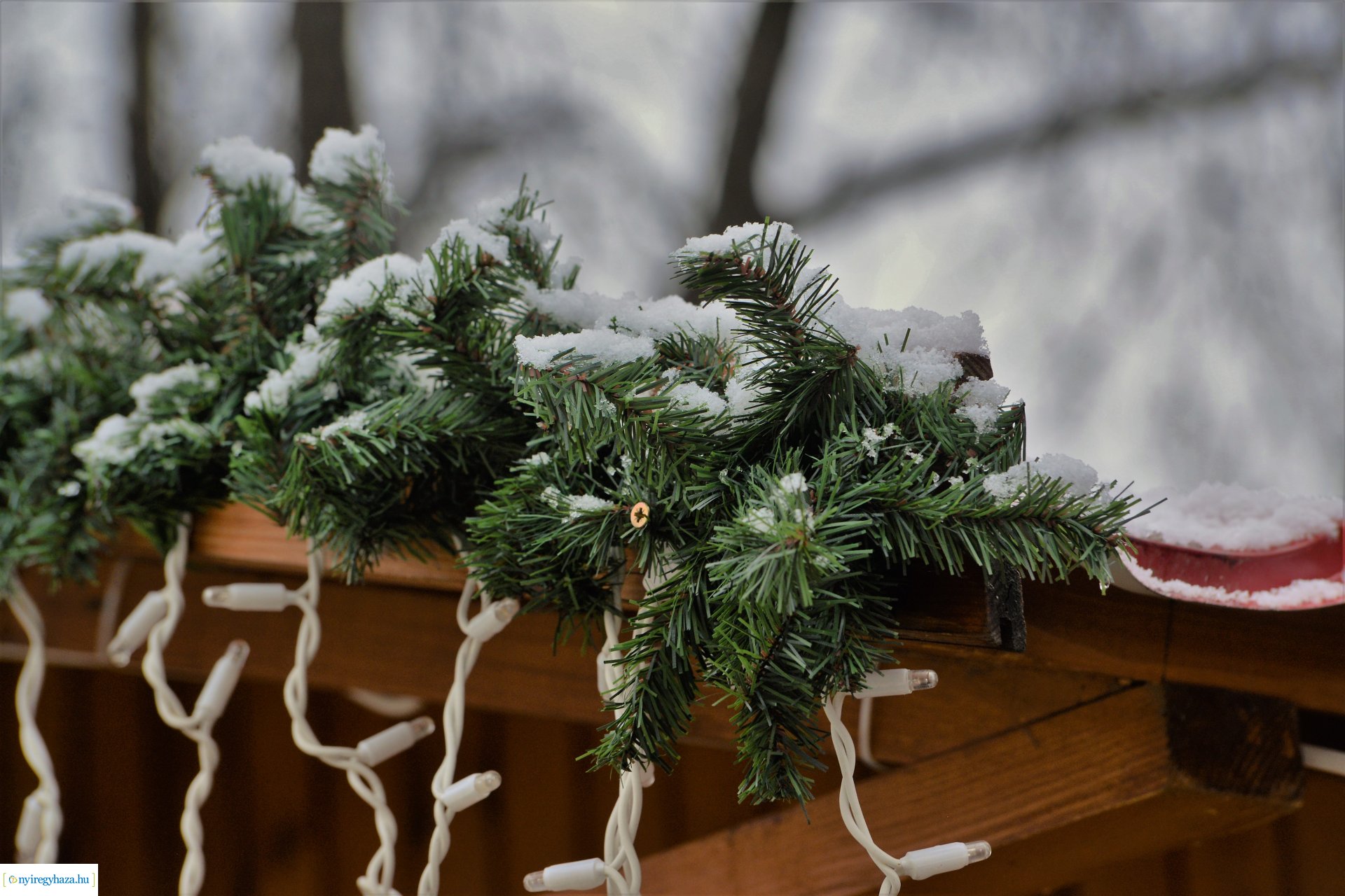 Advent első vasárnapján szállingózó hóesében