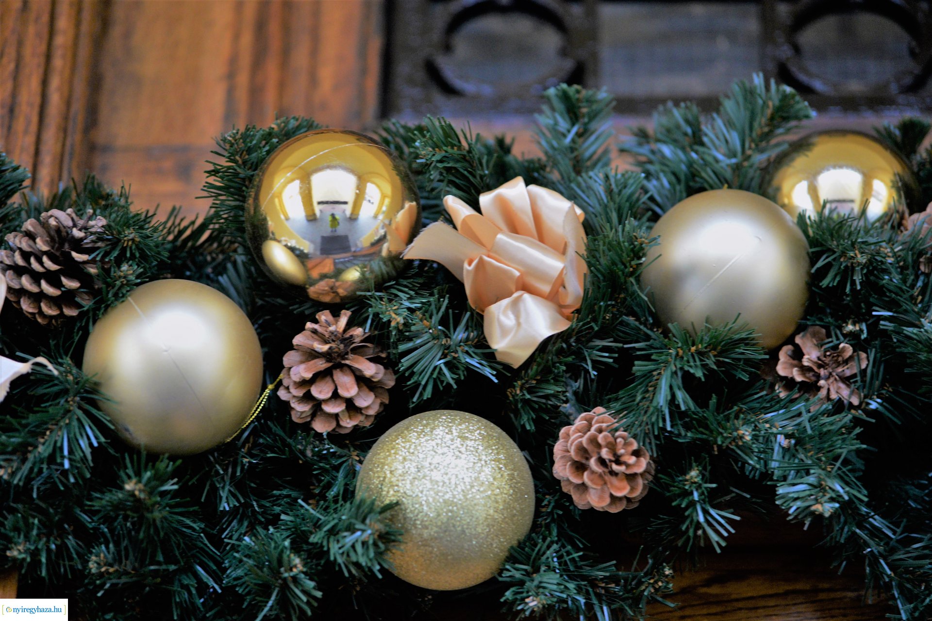 Advent első vasárnapján szállingózó hóesében