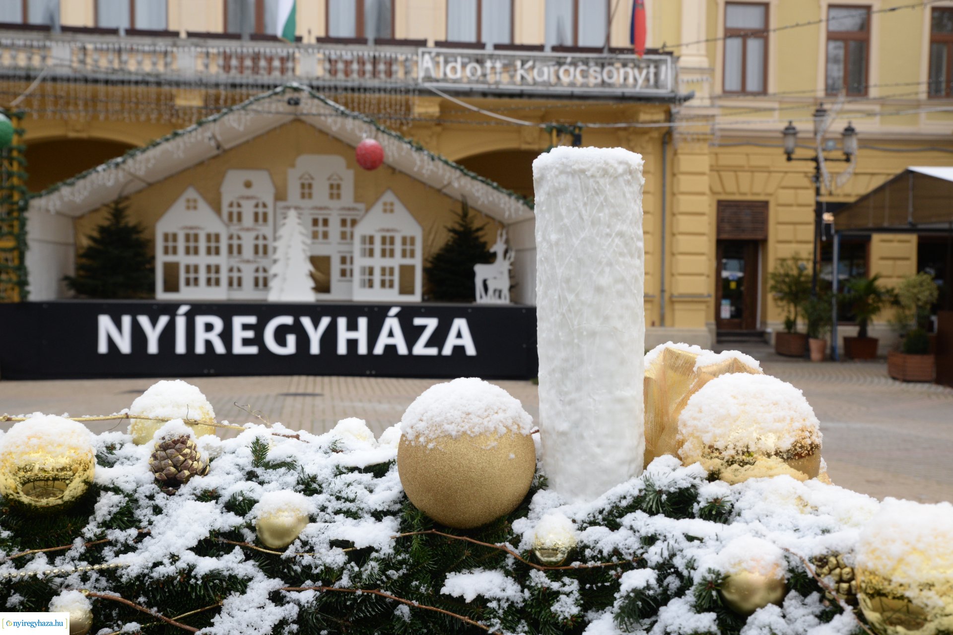 Advent első vasárnapján szállingózó hóesében