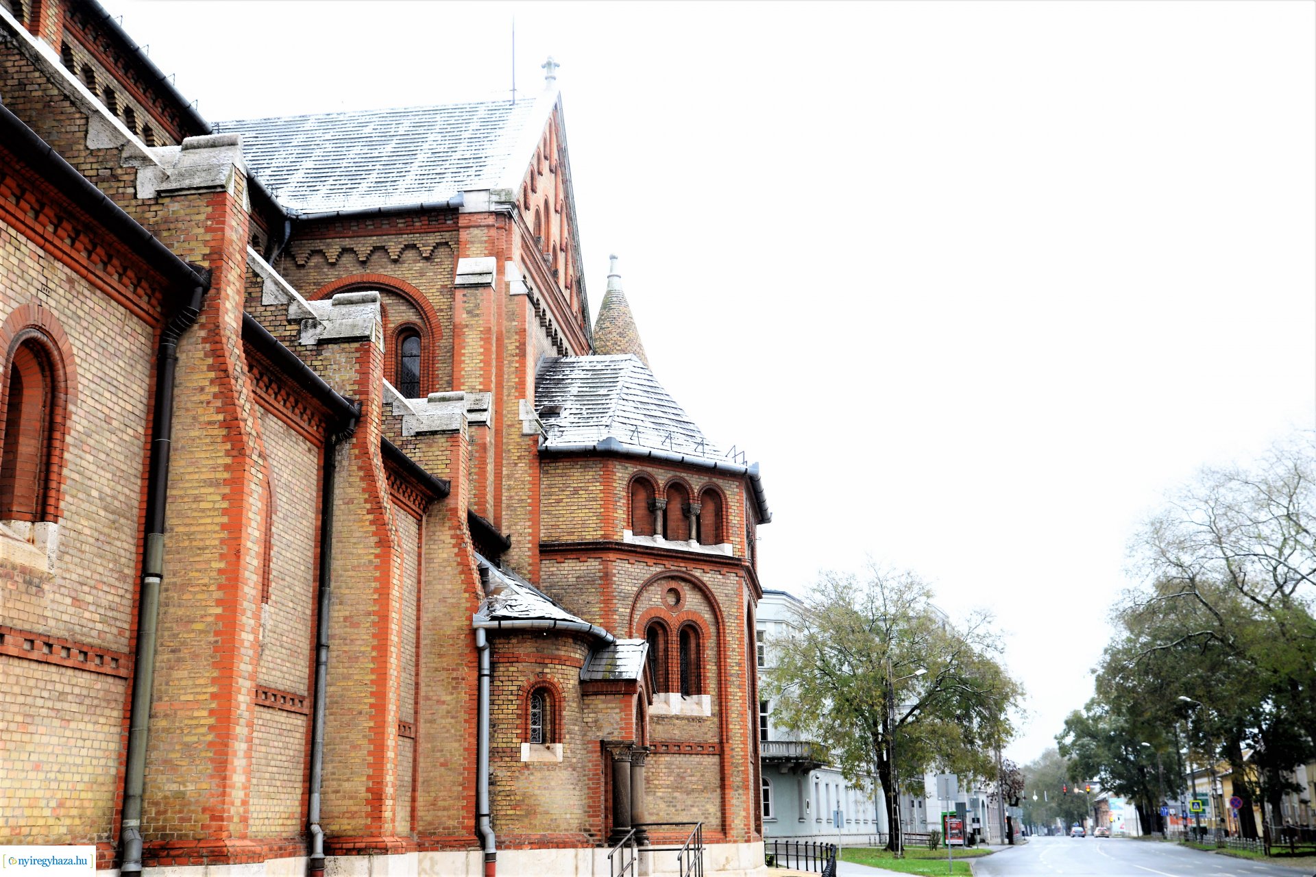 Advent első vasárnapján szállingózó hóesében