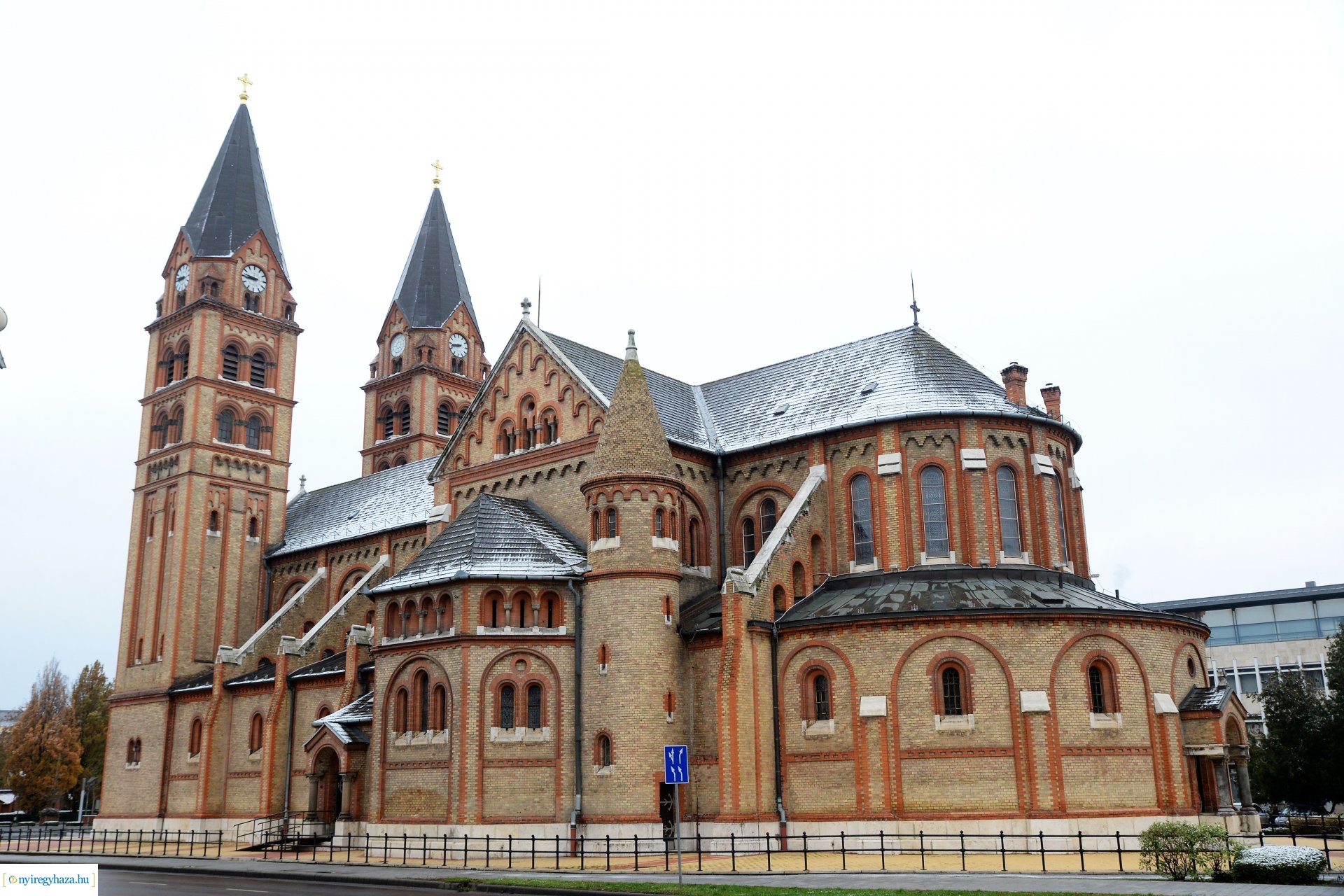 Advent első vasárnapján szállingózó hóesében