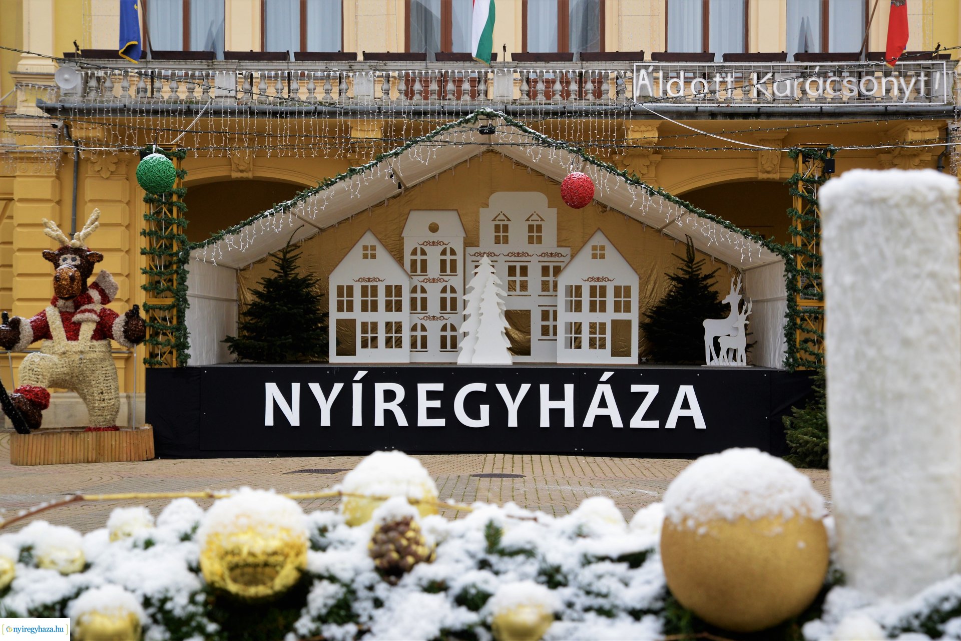 Advent első vasárnapján szállingózó hóesében