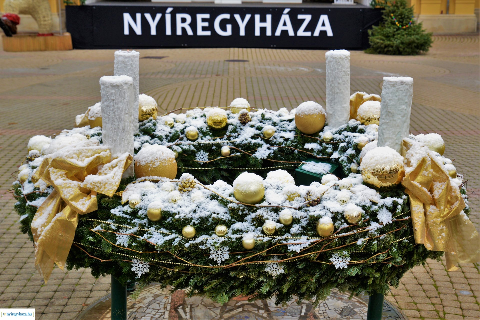 Advent első vasárnapján szállingózó hóesében