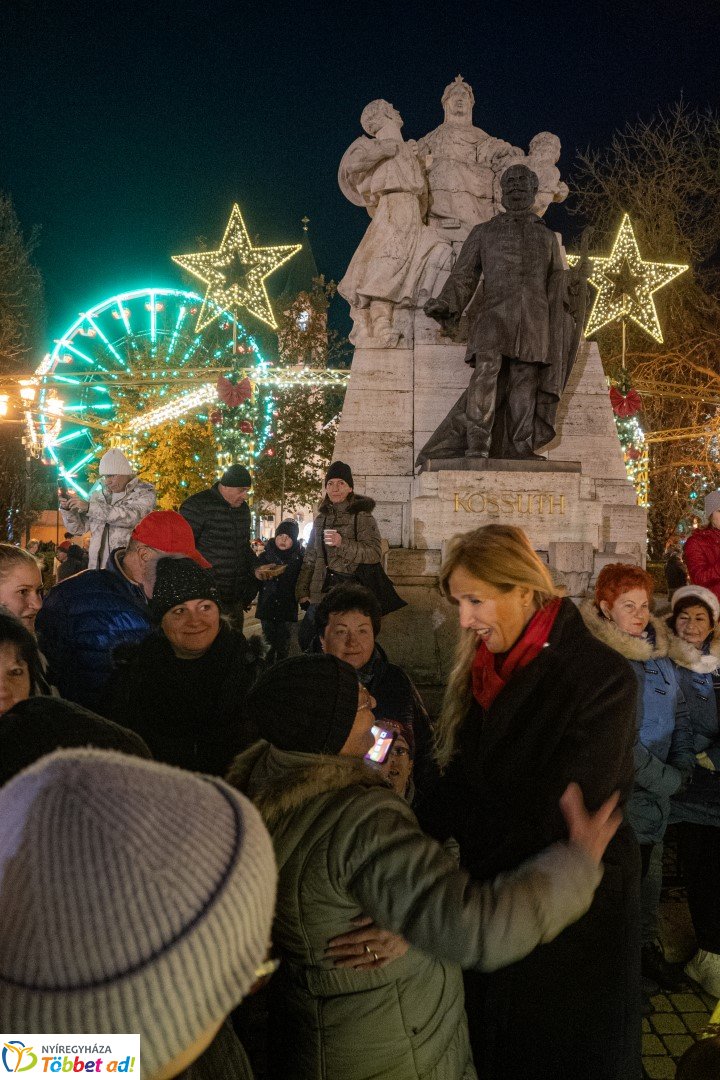 Így gyújtották meg advent második gyertyáját a Kossuth téren!
