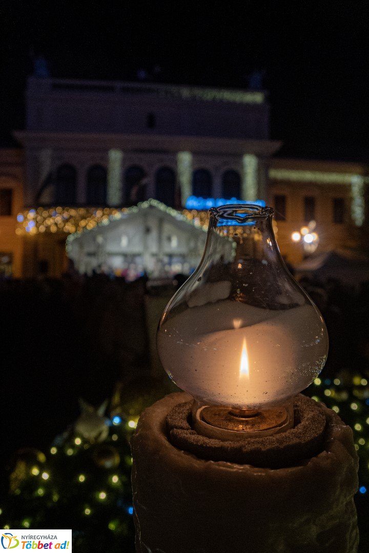 Így gyújtották meg advent második gyertyáját a Kossuth téren!