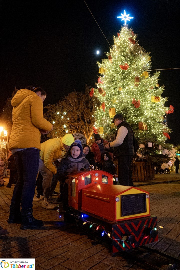 Így gyújtották meg advent második gyertyáját a Kossuth téren!