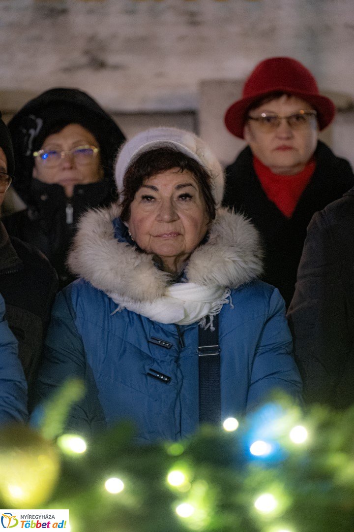 Így gyújtották meg advent második gyertyáját a Kossuth téren!