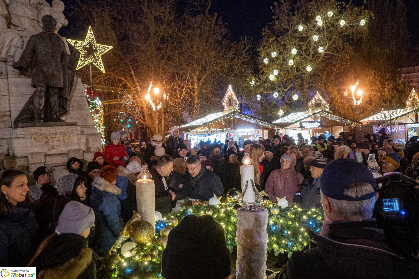 Így gyújtották meg advent második gyertyáját a Kossuth téren!