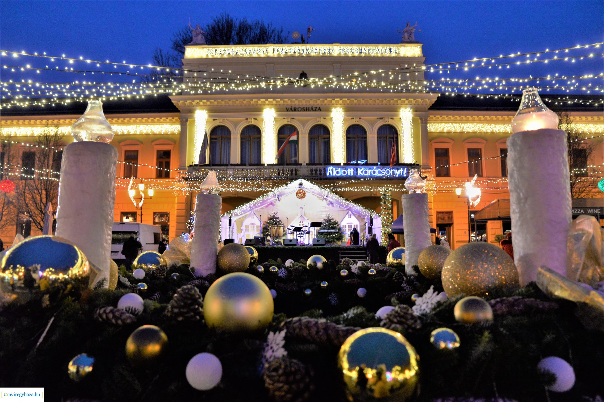Advent második gyertyája - már két gyertyaláng ég a koszorún
