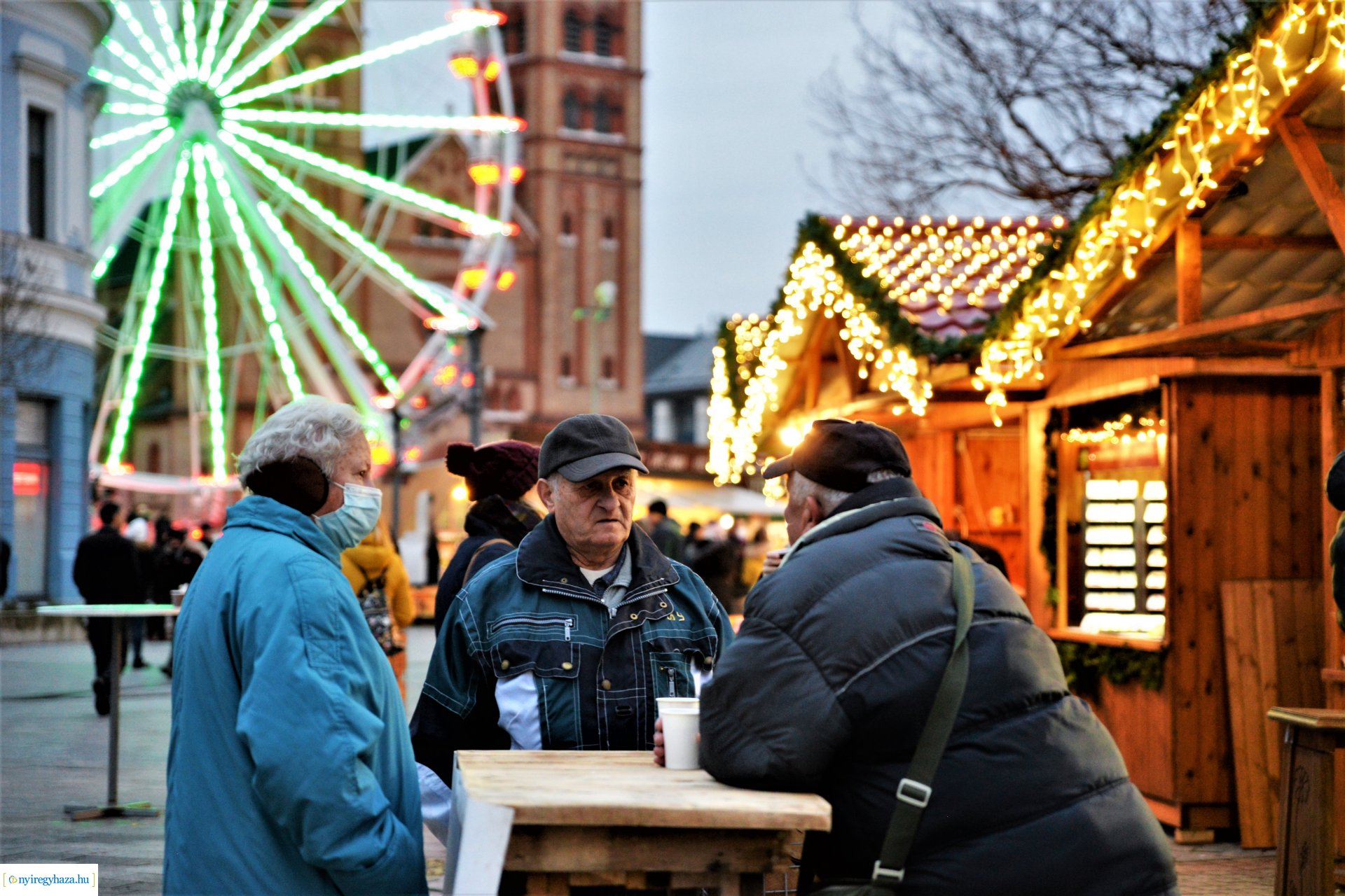 Advent második gyertyája - már két gyertyaláng ég a koszorún
