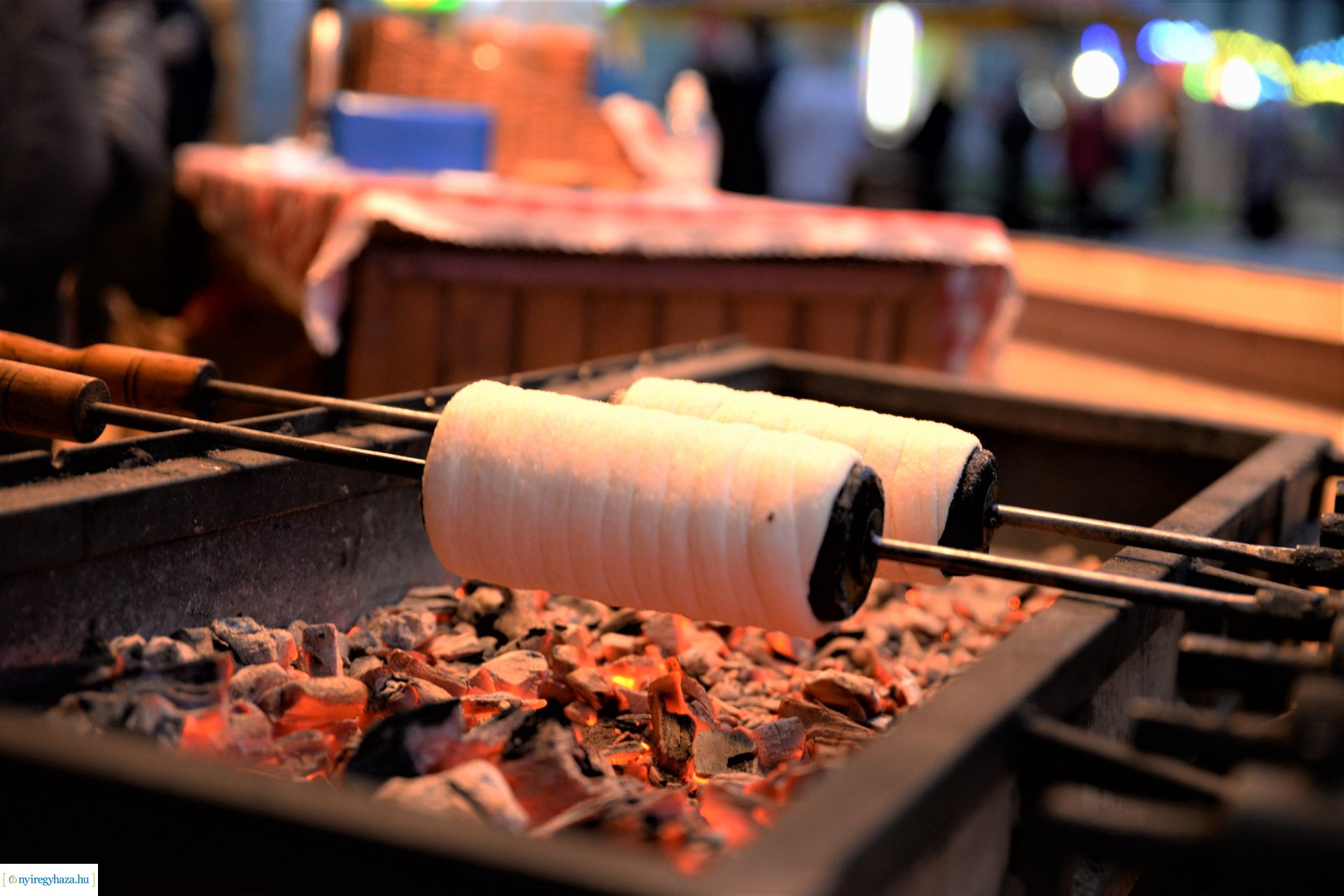 Advent második gyertyája - már két gyertyaláng ég a koszorún