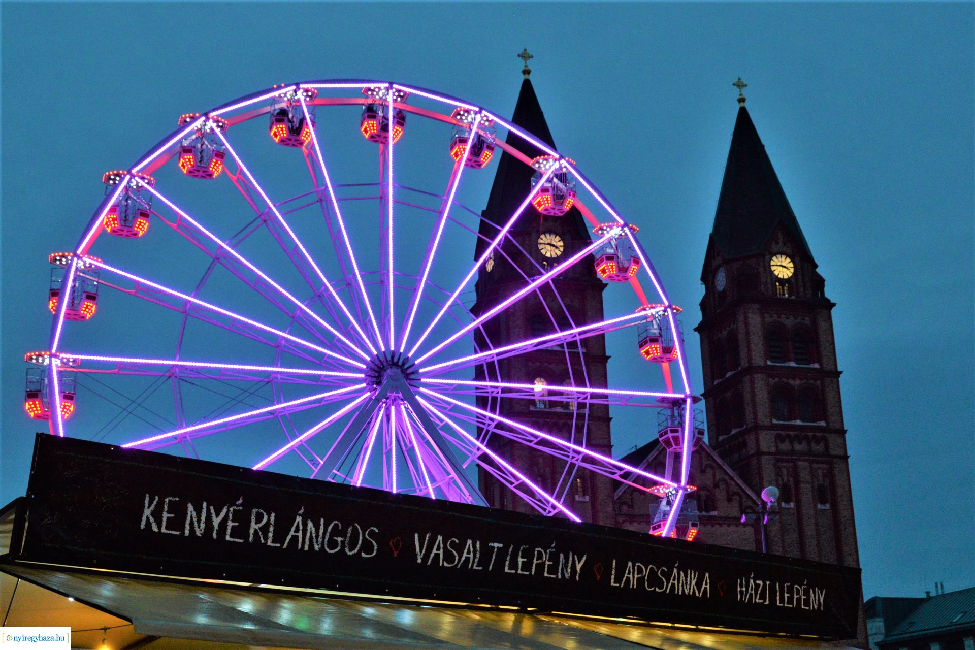 Advent második gyertyája - már két gyertyaláng ég a koszorún