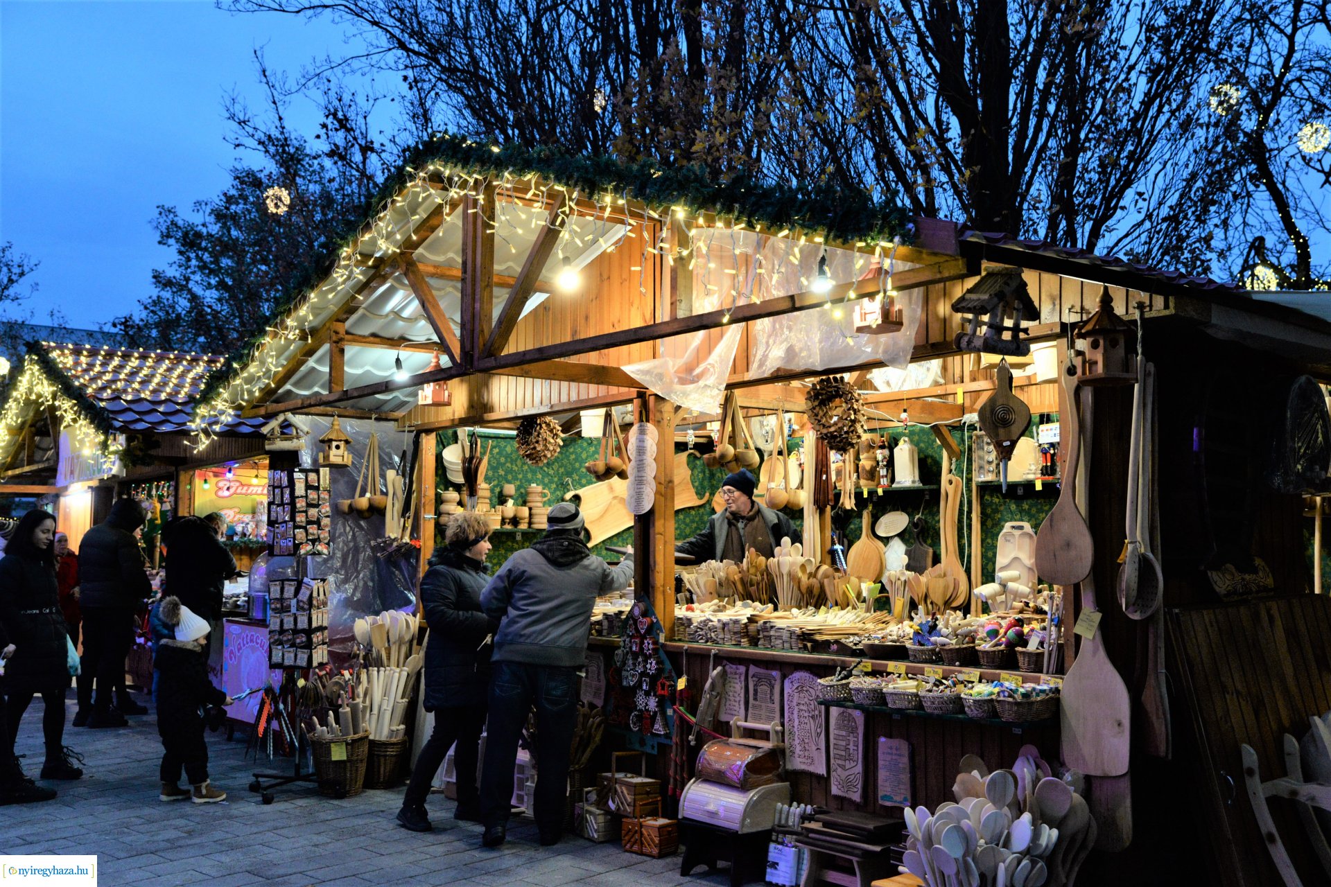 Advent második gyertyája - már két gyertyaláng ég a koszorún
