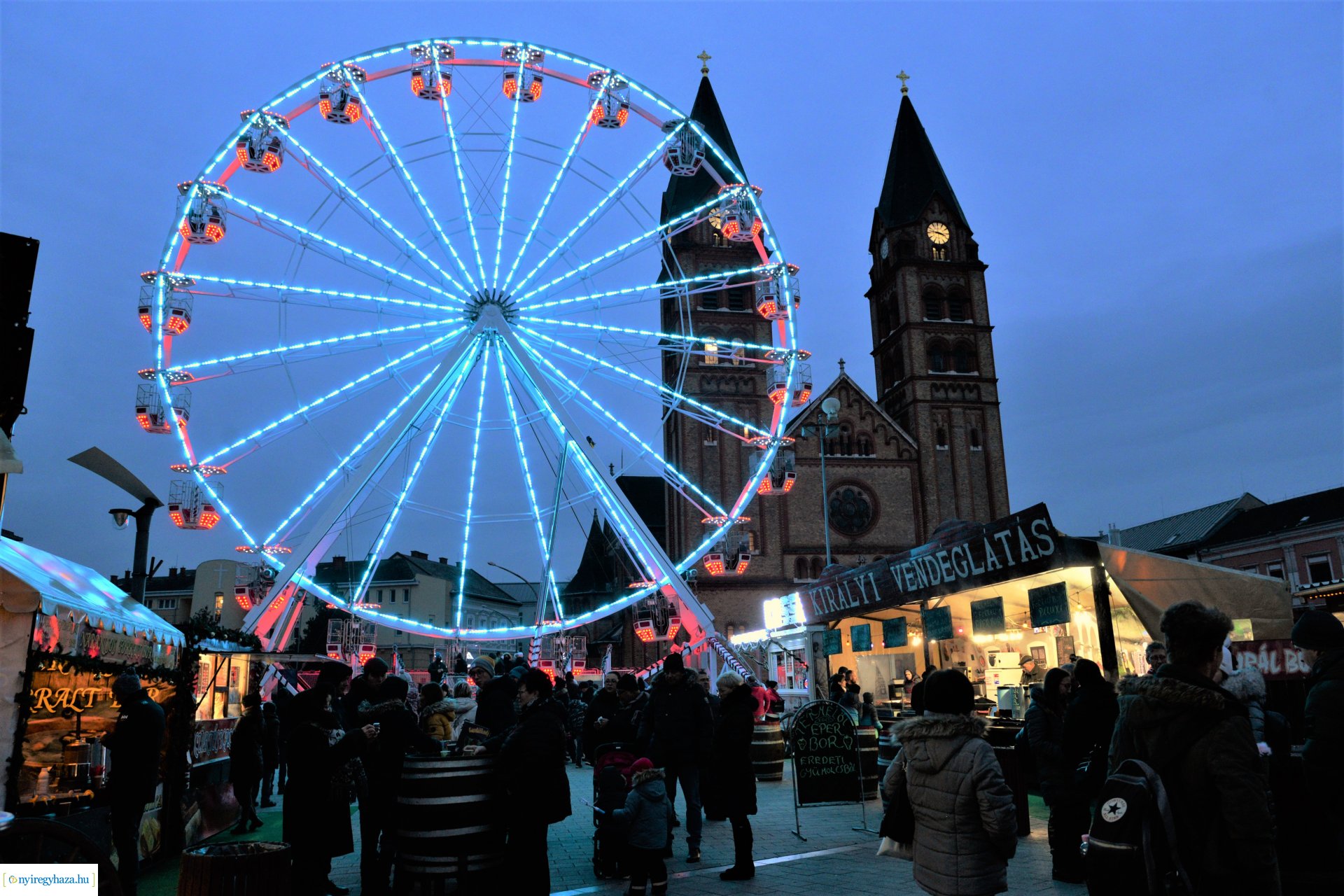 Advent második gyertyája - már két gyertyaláng ég a koszorún