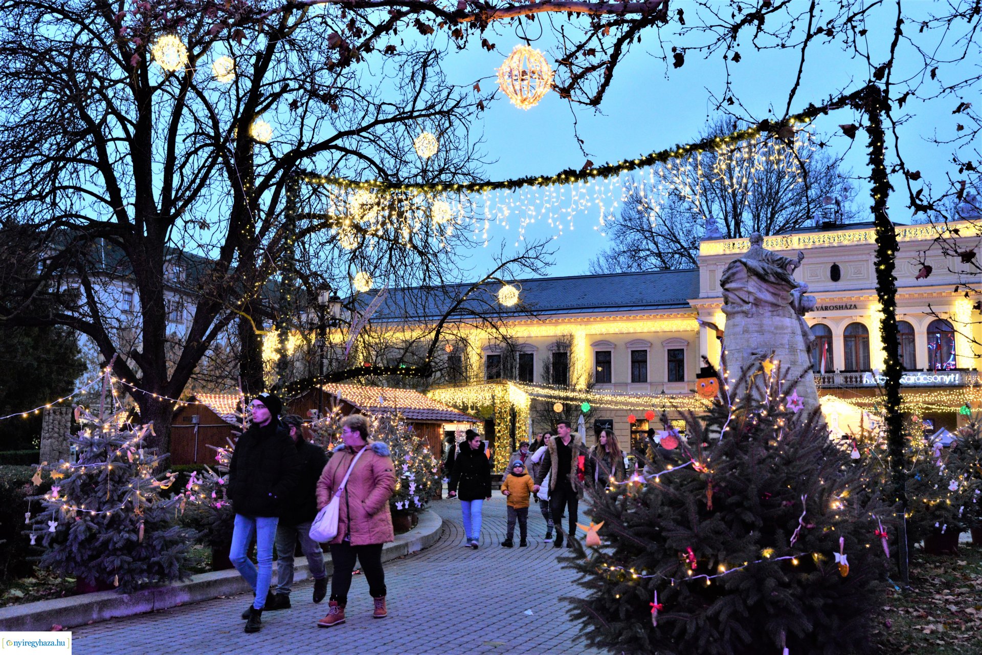 Advent második gyertyája - már két gyertyaláng ég a koszorún