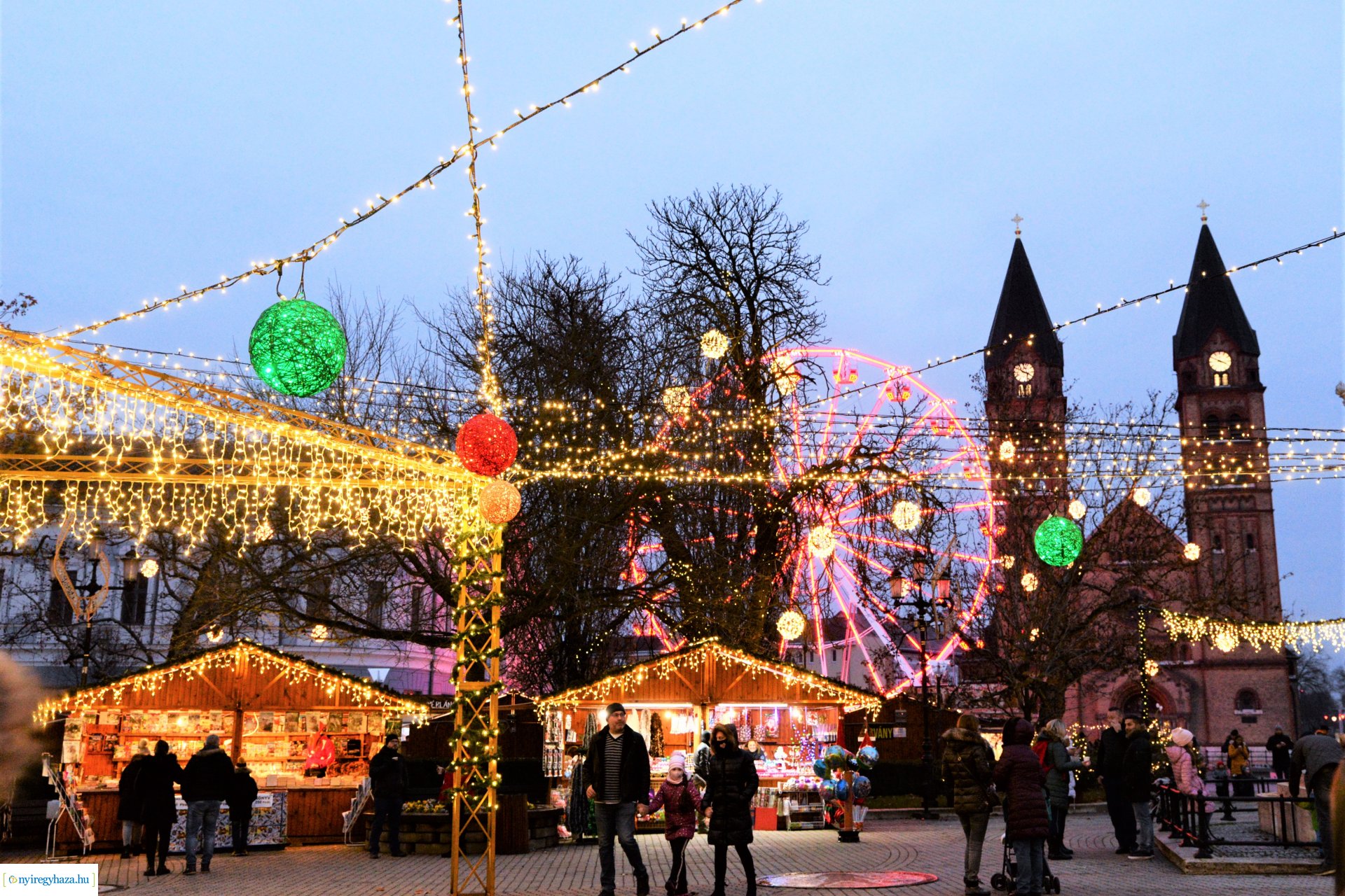 Advent második gyertyája - már két gyertyaláng ég a koszorún